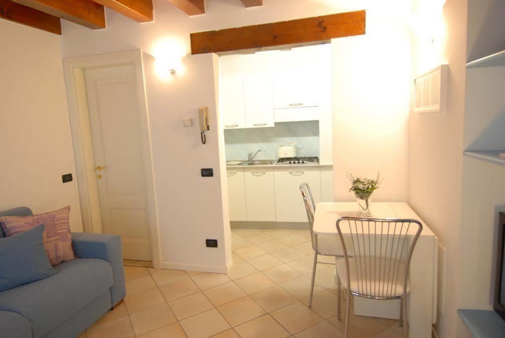 The Flowers Apartments 2 Desenzano del Garda Kültér fotó